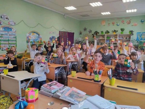 Школьники Генической общины и Киевской области обменялись подарками