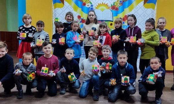 Школьники Генической общины и Киевской области обменялись подарками