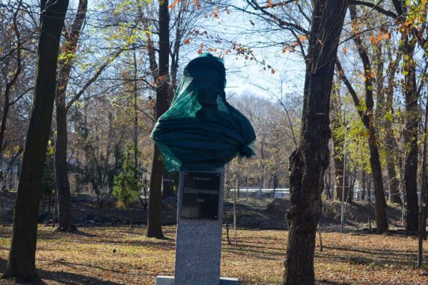 Как в Днепре выглядели бюсты русских военных перед демонтажем (Фото)