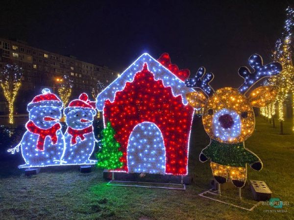 Тысячи огоньков: в Днепре украсили к Новому году сквер Прибрежный (Фото)