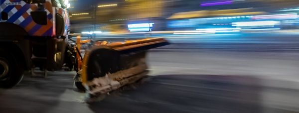 Здравствуй, снег: на улицах Днепра с ночи работает спецтехника