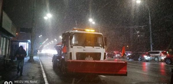 
В Киеве прошел первый снег: коммунальщики убирают, город встал в пробках – карта, фото 