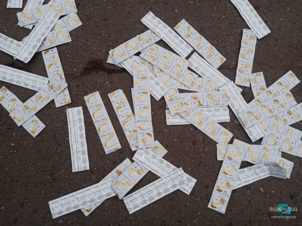 В Днепре возле мусорного бака разбросали сотни презервативов (Фото)