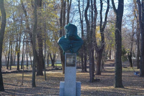 Как в Днепре выглядели бюсты русских военных перед демонтажем (Фото)