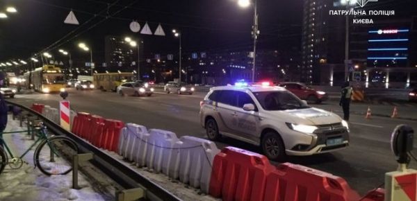 
В Киеве перекрыли движение по мосту Патона — ищут бомбу 