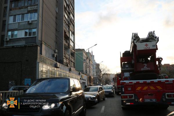 В Днепре хаотично припаркованные авто затрудняют проезд пожарным