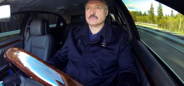 Лукашенко возьмет кредит, чтобы пересесть с Maybach на российский Aurus