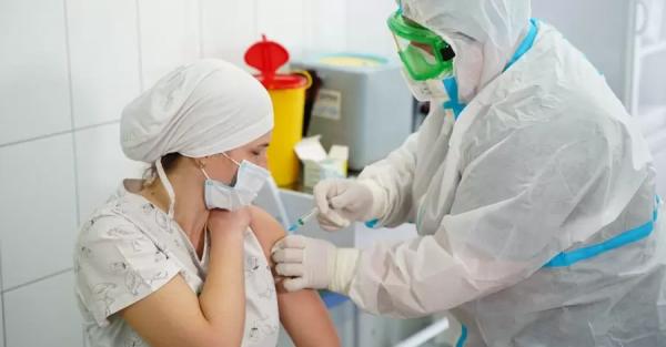 В Украине официально ввели бустерную дозу: кому, когда и какой вакциной сделают третью прививку - Коронавирус