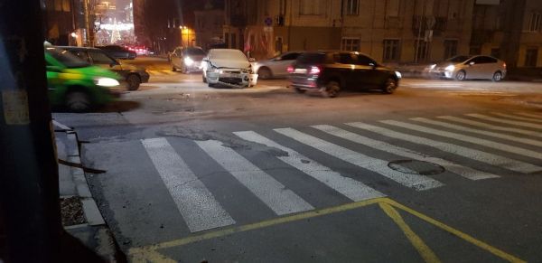 Есть пострадавшие: в Днепре на улице Староказацкой столкнулись два автомобиля