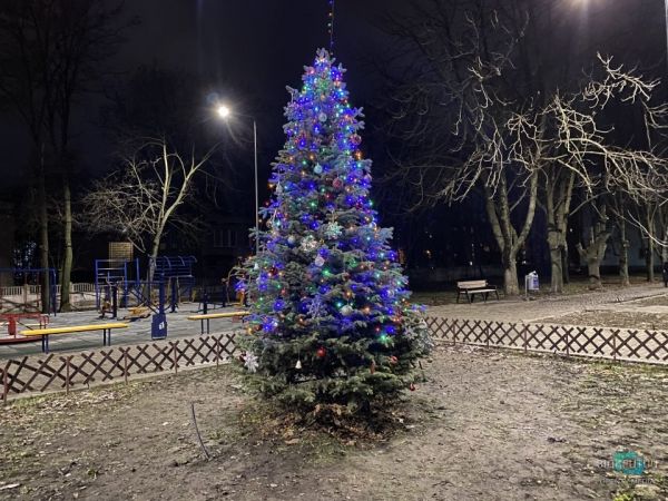 Новогодняя атмосфера: в Днепре на 12 квартале украсили ёлочку (Фото)