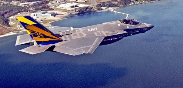 
Истребитель F-35 неудачно сел на авианосец ВМС США: пилот катапультировался 