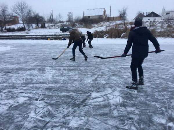 Сільський чемпіонат з хокею та «фургало» від комунальників: на ставках Вінниччини влаштовують зимові забави. Фото і відео                     
