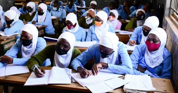 В Уганде ученики вернулись  в школы после 83-недельного карантина  - Коронавирус