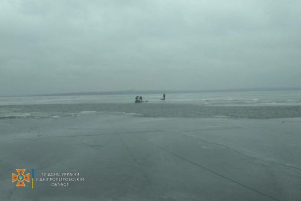 Под Днепром спасатели сняли с льдины трех рыбаков
