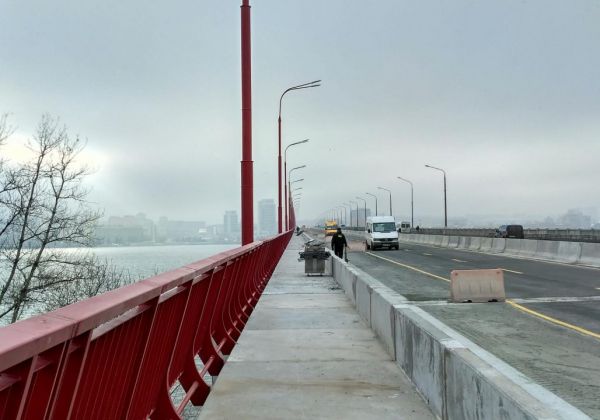 Ради эффектного селфи: в Днепре полиция снимала парня с ограждения Нового моста