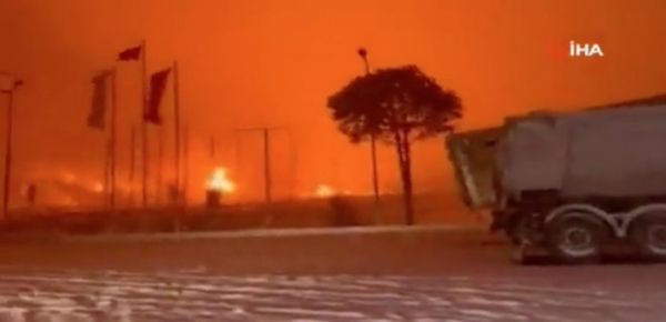 
Мощный взрыв и пожар. Горит 970-километровый нефтепровод Киркук-Джейхан в Турции: видео 