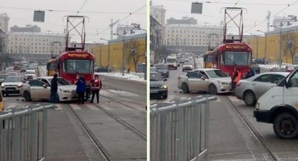 В Днепре возле автовокзала столкнулись легковушка и трамвай