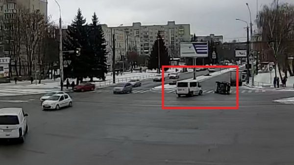 У Вінниці на Вишеньці машина перекинулась на бік після удару з мікроавтобусом. Фото і відео                     
