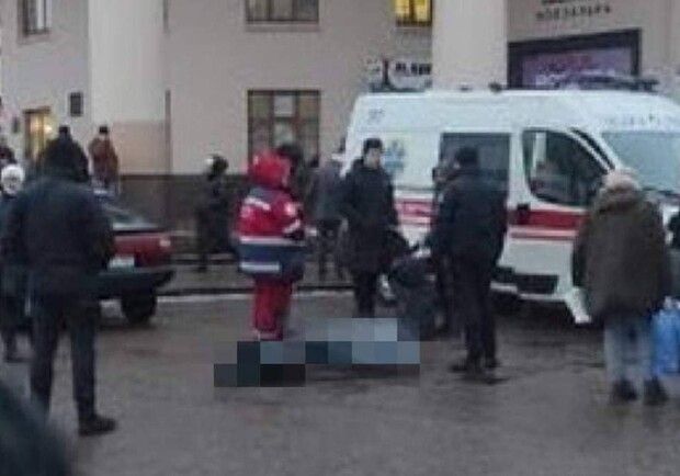 Возле станции метро "Вокзальная" обнаружили окровавленное тело мужчины. 