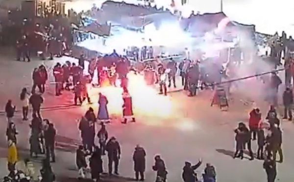 В Каменском на центральной площади неизвестные запустили фейерверк в толпу людей