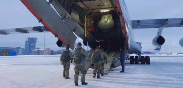 
Российских десантников перебрасывают в Казахстан: видео 