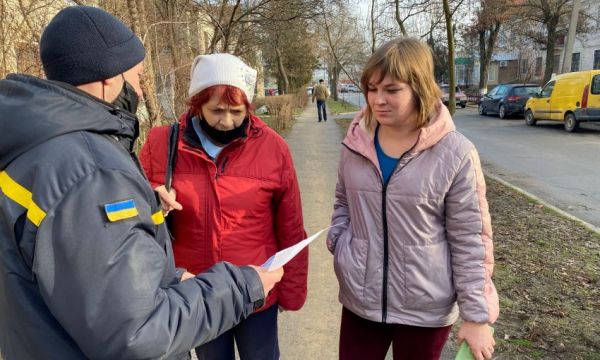 Новокаховские спасатели информировали жителей города о правилах пожарной безопасности на рождественские праздники