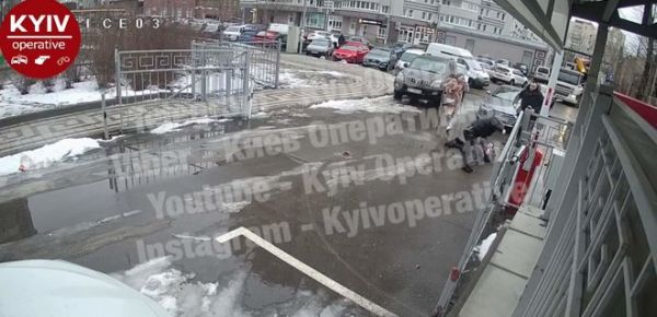 
 В Киеве водитель жестоко избил мужчину за замечание о парковке, полиция отпустила: видео 