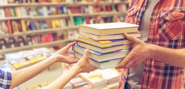 
Полмиллиарда гривень на книги. Куда еще украинцы тратят "ковидную" тысячу 
