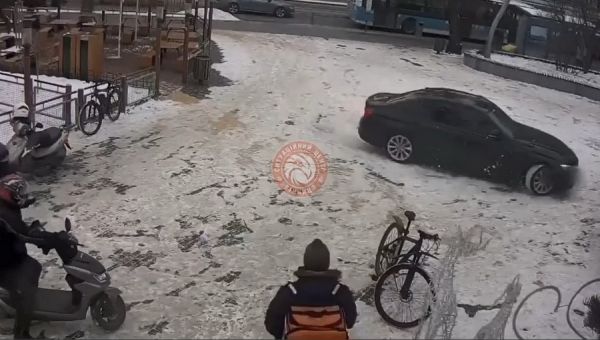 «Намагався дати позитивних емоцій людям»: водій чорного BMW про своє «дрифт-шоу» на вінницькому «Ліверпулі». Відео                     
