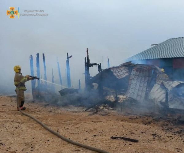 За пределами села в Геническом районе в хозпостройке загорелась солома