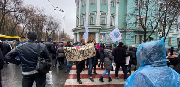  В центре Киева протест антивакцинаторов: блокируют дороги у Рады – фото, видео, карта 