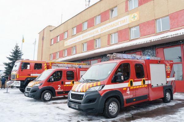 Вінницькі рятувальники отримали нову пожежну машину                    
