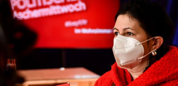 
В Латвии запретили тканевые маски в общественных местах – надо медицинские или респираторы 