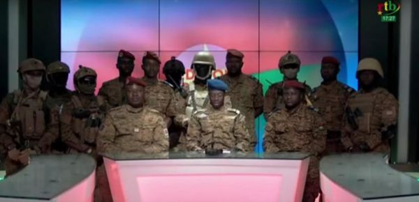 
В Буркина-Фасо военный переворот, правительство распущено и президент отстранен: видео 