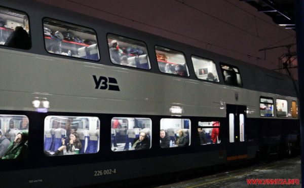 Двоповерховий потяг Skoda курсує через Вінницю до Львова. Фоторепортаж з вокзалу                    
