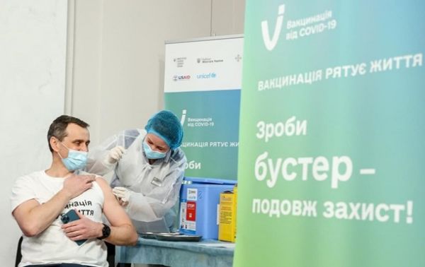 В Украине за сутки ввели 25 тысяч бустерных доз