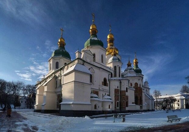 В Киеве с купола Софийского собора ветер сдул трехметровый крест. 