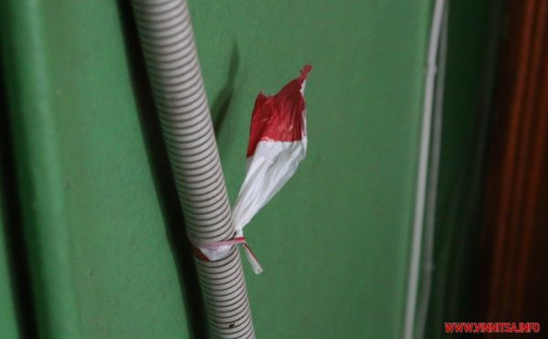 Червоний будильник і обмотаний стрічкою під’їзд багатоповерхівки в центрі Вінниці «підняли на ноги» спецслужби                      
