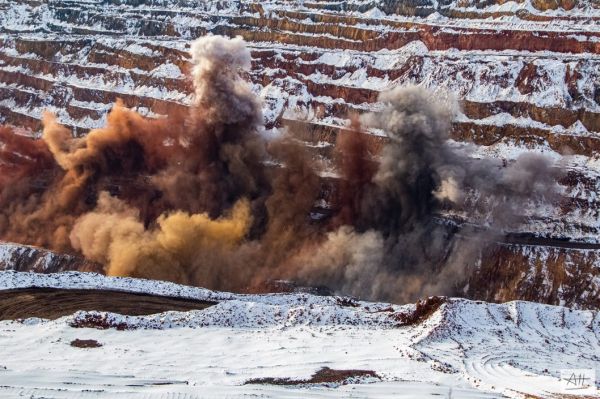 Криворожский фотограф-экстремал запечатлел масштабный взрыв на карьере «Северный»