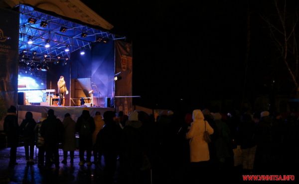 Під дощ і вітер з концертом закрили центральну ялинку у Вінниці. Фоторепортаж                    
