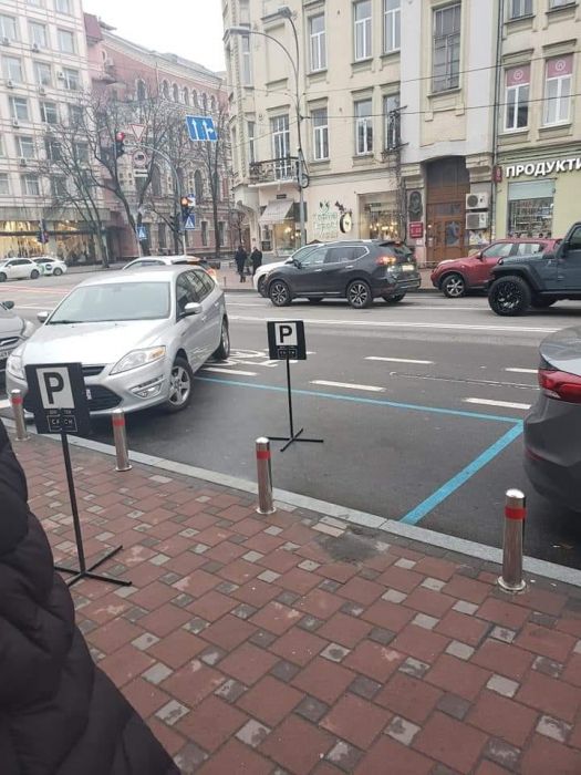 Один из киевских ресторанов приспособил велодорожку под собственную парковку
