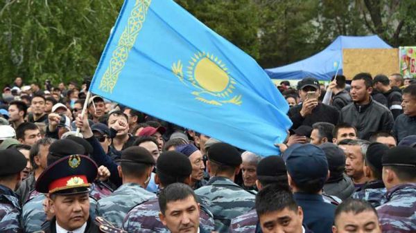 В Алматы заявили о гибели 12 правоохранителей: двух из них обезглавили