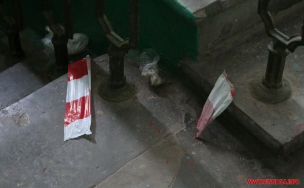 Червоний будильник і обмотаний стрічкою під’їзд багатоповерхівки в центрі Вінниці «підняли на ноги» спецслужби                      

