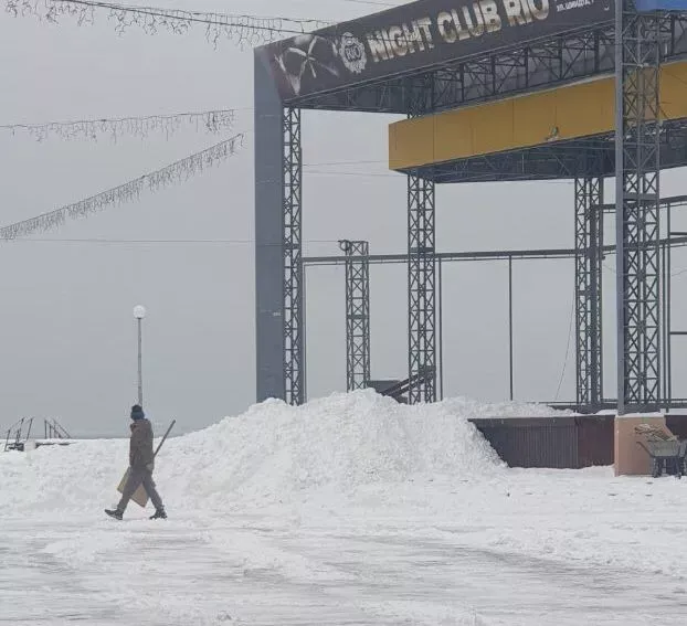 Еще одно место для покатушек в Бердянске. Снежную горку мастерят прямо на сцене Приморской площади