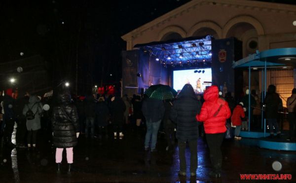 Під дощ і вітер з концертом закрили центральну ялинку у Вінниці. Фоторепортаж                    
