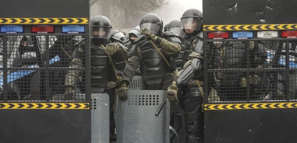 
В Казахстане застряли украинцы. Кулеба обещает помочь 