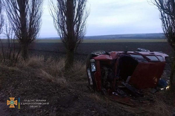 В Днепропетровской области перевернулся ВАЗ: 1 человек погиб, 2 пострадали