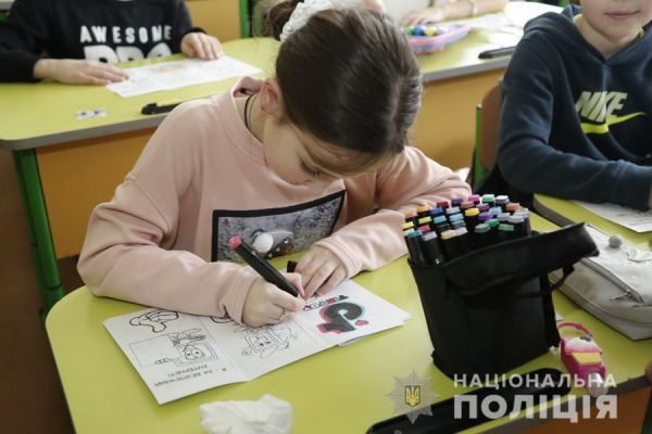 У вінницькій школі поліцейські провели дітям урок про безпеку в Інтернеті                    

