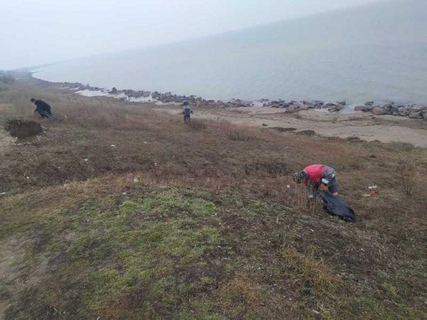 Генические коммунальщики провели акцию по уборке побережья