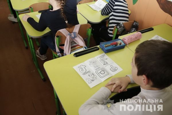 У вінницькій школі поліцейські провели дітям урок про безпеку в Інтернеті                    

